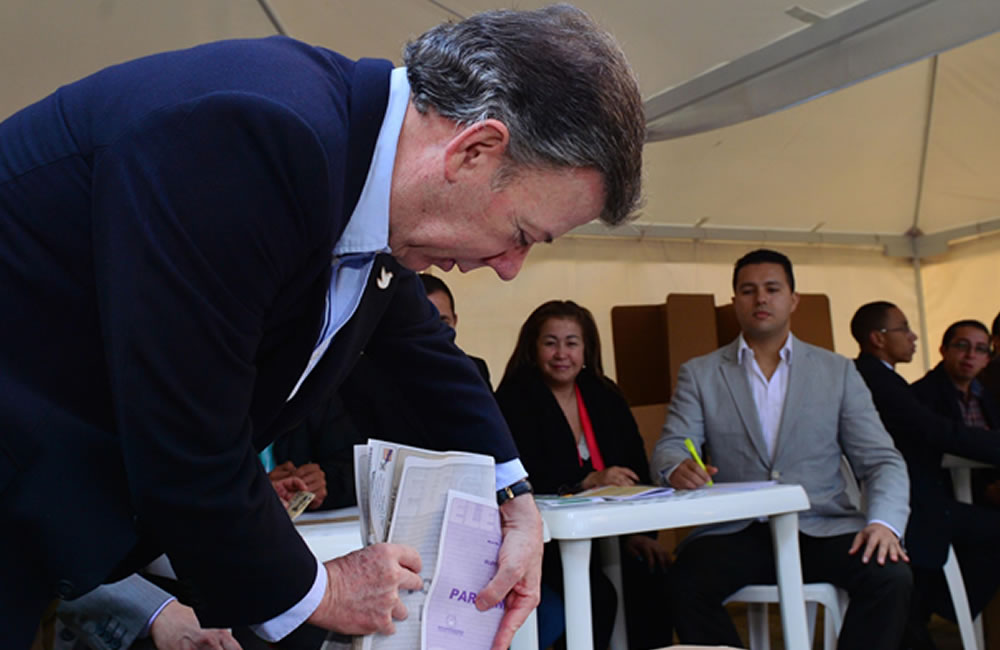 El Presidente Juan Manuel Santos vota en la Plaza de Bolívar. Foto: EFE