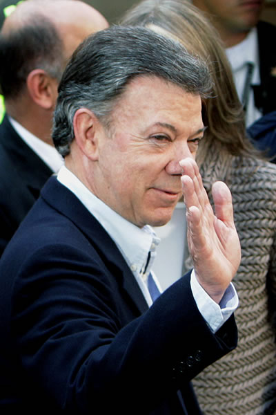 El presidente de Colombia, Juan Manuel Santos, saluda luego de depositar su voto. Foto: EFE