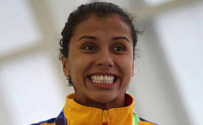 La colombiana Carolina Colorado posa con su medalla de oro tras la prueba de 200 mts. Foto: EFE