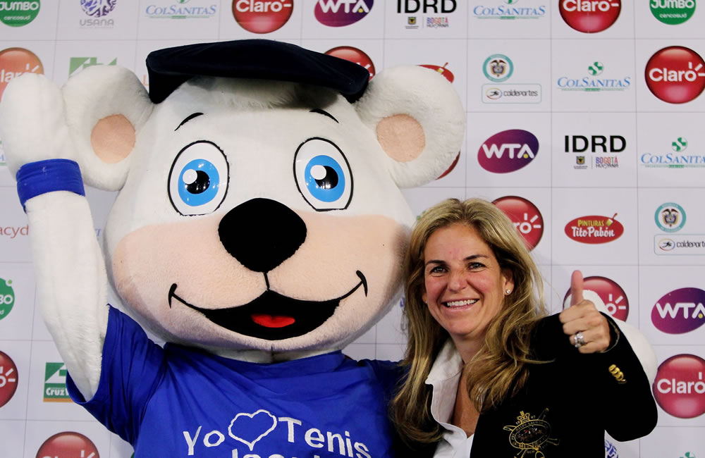 La extenista española Arantxa Sánchez Vicario (d) saluda junto a una mascota al término de la presentación del torneo WTA Claro Open Colsanitas 2014. Foto: EFE