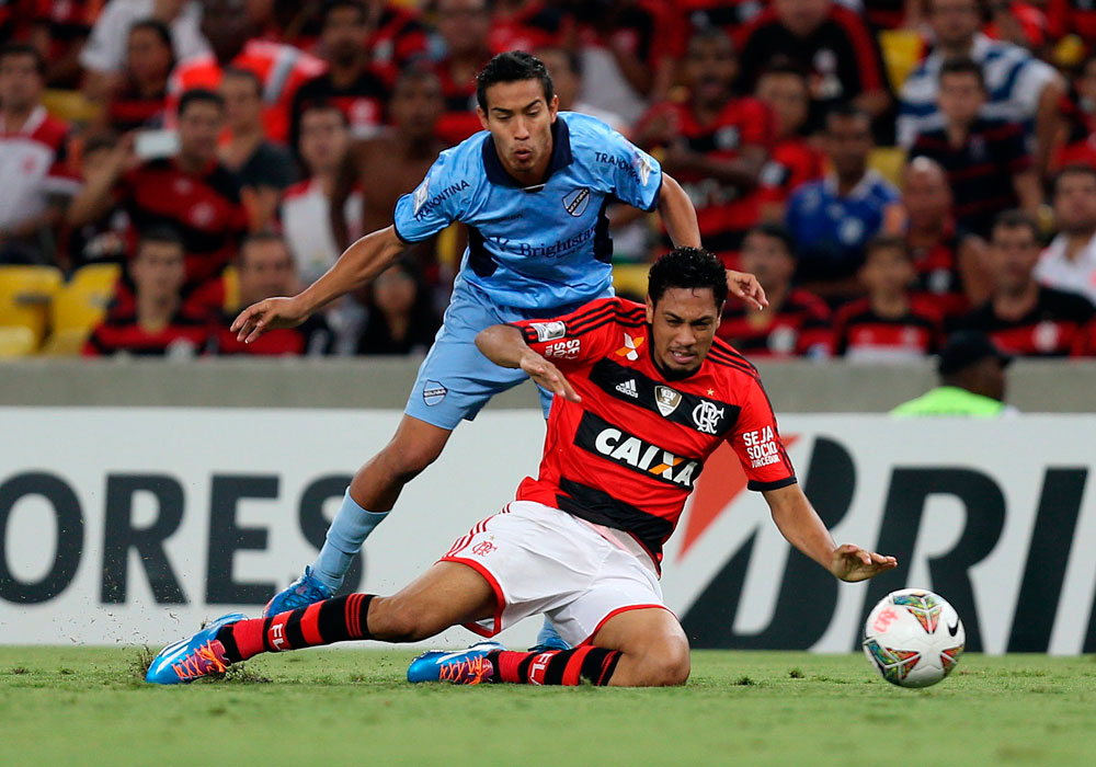 El jugador de Flamengo Hernane (d) disputa el balón con Gerardo Yacerotte (i) de Bolívar. Foto: EFE