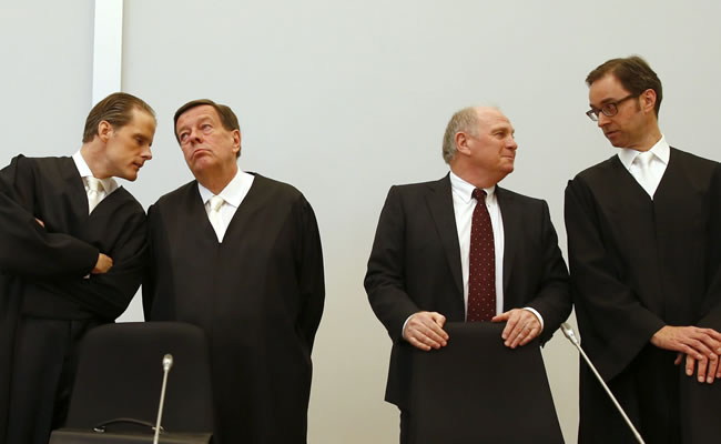 El presidente del FC Bayern, Uli Hoeness (2-d), y sus abogados. Foto: EFE