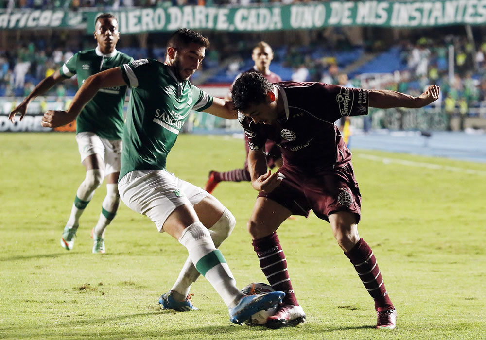 El jugador de Lanús de Argentina Lautaro Acosta (d) disputa un balón con Luis Calderón (i) del Deportivo Cali. Foto: EFE