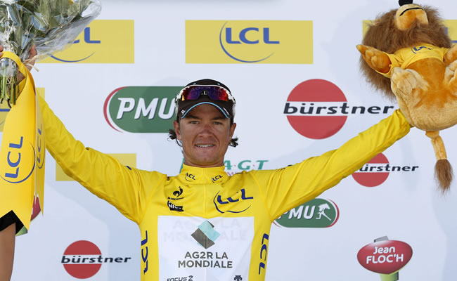 El ciclista colombiano Carlos Betancurt del equipo AG2R La Mondiale viste el maillot amarillo del líder. Foto: EFE