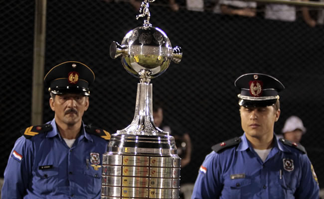 La guillotina amenaza a Peñarol y Nacional, que ganaron 8 copas. Foto: EFE