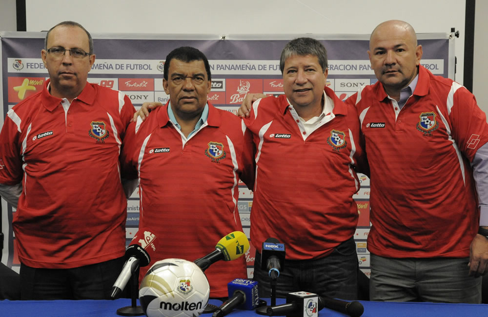 El director técnico colombiano Hernán Darío Gómez (2-d) posa con los integrantes de su equipo de trabajo, Edgar Carvajal (d), Héctor Gallego. Foto: EFE