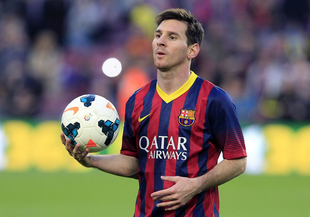 El delantero argentino del FC Barcelona Lionel Messi con el balón tras marcar tres goles al Osasuna. Foto: EFE