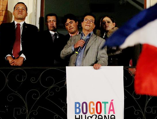 El destituido alcalde de Bogotá, Gustavo Petro, pronuncia un discurso luego de su destitución en el Palacio de Liévano, sede de la Alcaldía de Bogotá. Foto: EFE