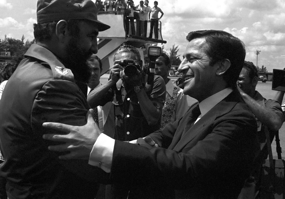 Foto de archivo (La Habana, 09/09/1978) del entonces presidente del Gobierno español, Adolfo Suárez, recibido por el también entonces presidente de Cuba, Fidel Castro. Foto: EFE