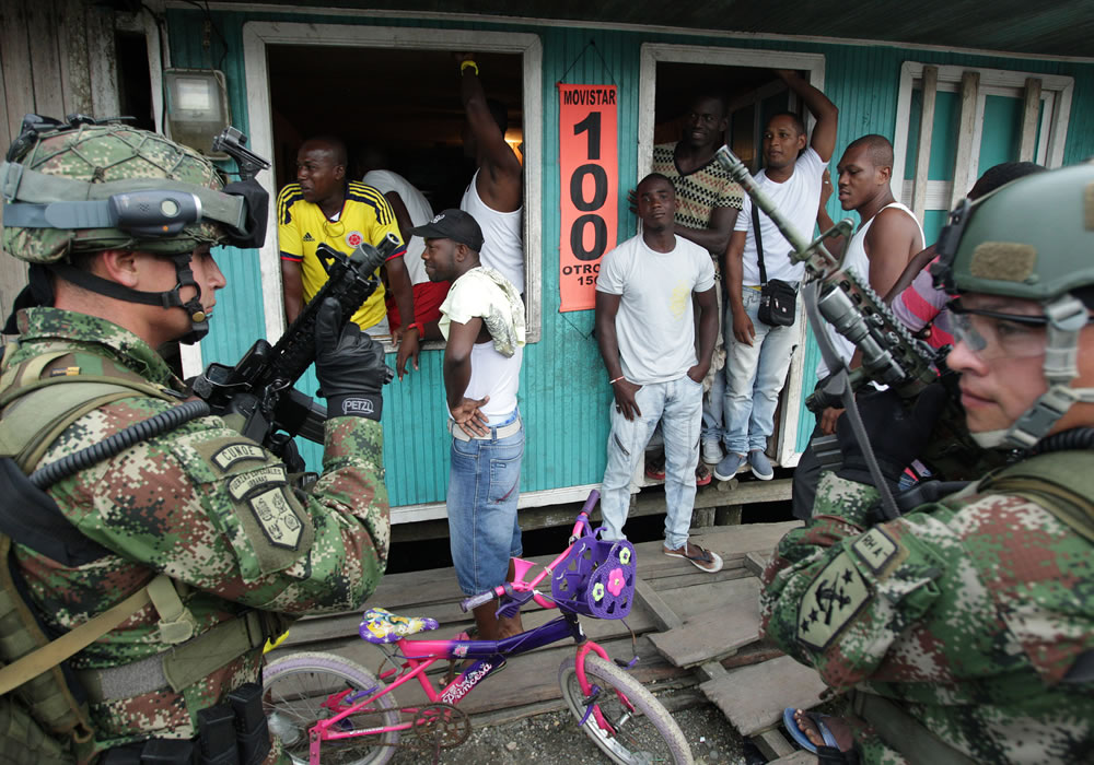Con una "intervención especial" de más de 700 uniformados, el Gobierno militarizó el puerto de Buenaventura, la ciudad con más altos índices de violencia. Foto: EFE
