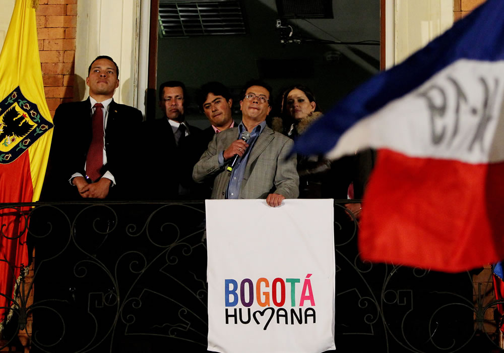 El destituido alcalde de Bogotá, Gustavo Petro (c), pronuncia un discurso luego de su destitución, en el Palacio de Liévano, sede de la Alcaldía de Bogotá. Foto: EFE