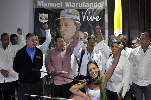 La guerrillera e integrante de la mesa negociadora de las Fuerzas Armadas Revolucionarias de Colombia (FARC), la holandesa Tanja Nijmeijer (c), canta una canción dedicada a Manuel Marulanda. Foto: EFE