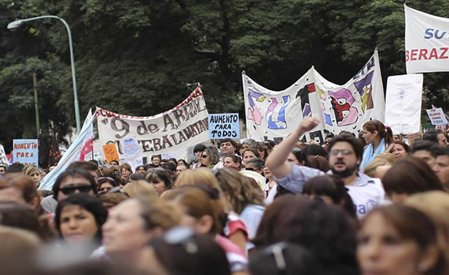 Docentes argentinos se movilizan, frente al Ministerio de Educación, colapsando el centro de Buenos Aires, para exigir mejoras salariales. Foto: EFE
