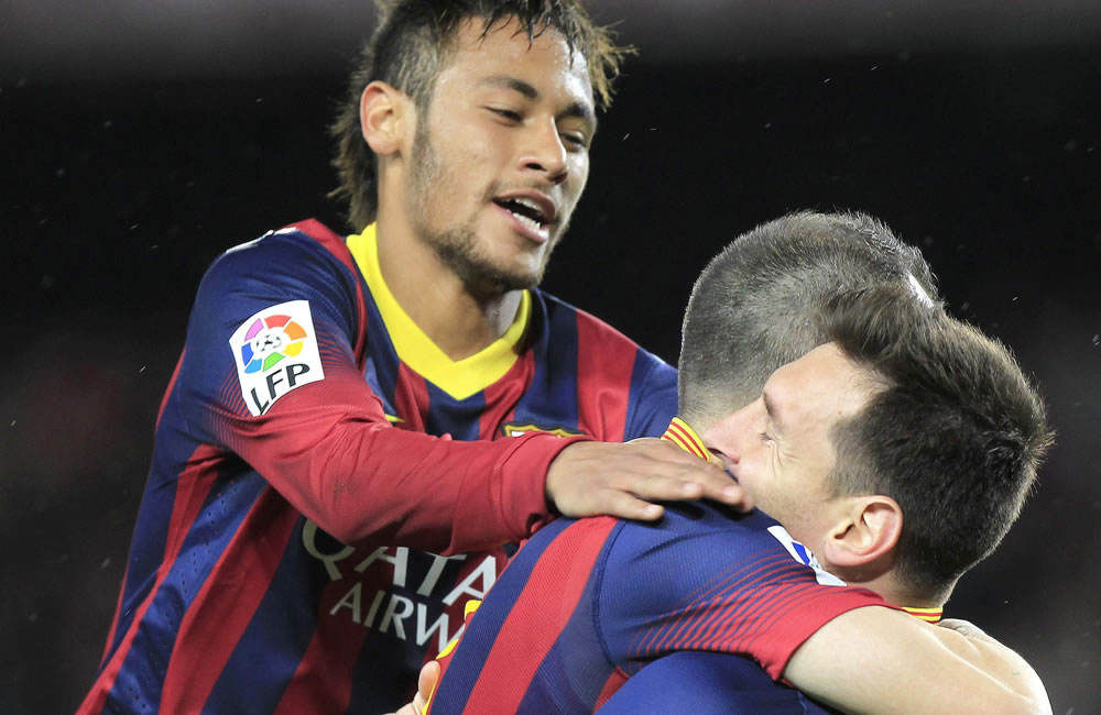 El delantero del FC Barcelona Lionel Messi (d) celebra con sus compañeros Iniesta. Foto: EFE