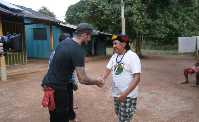 Beckham visita a una tribu indígena amenazada en el Amazonas de Brasil. Foto: EFE