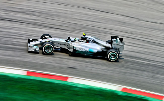 Rosberg por delante de Kimi en Sepang; Vettel y Alonso resisten. Foto: EFE