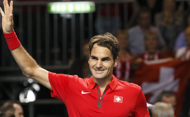 El tenista del equipo de Suiza de la Copa Davis Roger Federer saluda al público. Foto: EFE