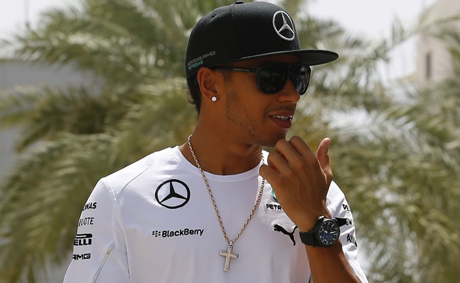 El piloto de Fórmula Uno británico Lewis Hamilton, de Mercedes, camina por el circuito de Sakhir. Foto: EFE