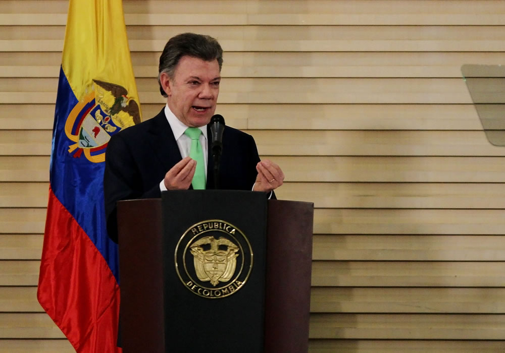 El presidente colombiano, Juan Manuel Santos, pronuncia un discurso durante el lanzamiento oficial del Instituto de Educación en Derechos Humanos IDEDH - OEI, en Bogotá. Foto: EFE