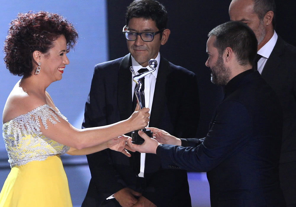 El chileno Sebastián Lelio recibe de la actriz cubana Laura de la Uz el premio a mejor película iberoamericana en los Premios Platino del Cine Iberoamericano por la película "Gloria". Foto: EFE