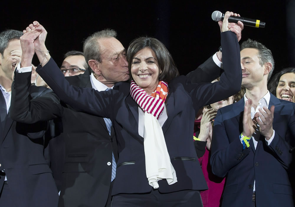 Parti Socialist (PS) political party candidate for Paris' 2014 Municipal Election, Anne Hidalgo (center R) celebrates on stage with outgoing mayor of Paris, Bertrand Delanoe. Foto: EFE