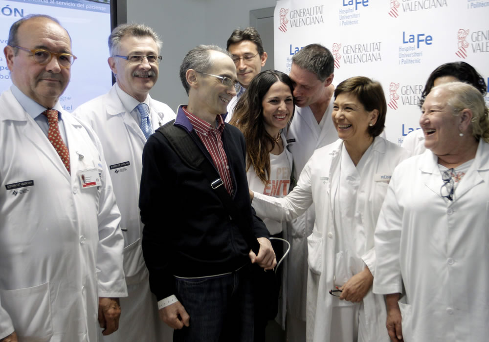 Vicente Sorribes (c) , primer paciente de la Comunidad Valenciana al que se le ha implantado un corazón mecánico (dispositivo de asistencia ventricular) junto al equipo médico. Foto: EFE