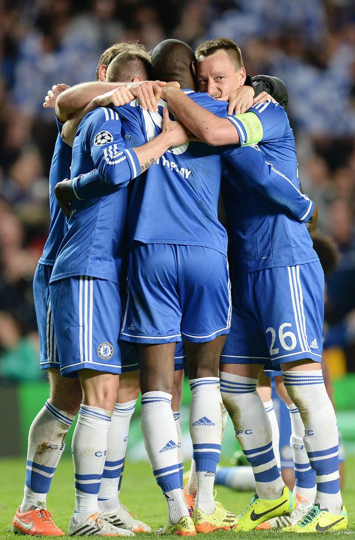 Jugadores del Chelsea celebran tras la victoria 2-0 ante el Paris St-Germain durante el juego de vuelta. Foto: EFE