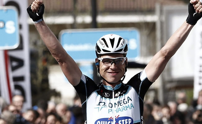 El ciclista alemán del Quick Step Tony Martin celebra su victoria. Foto: EFE