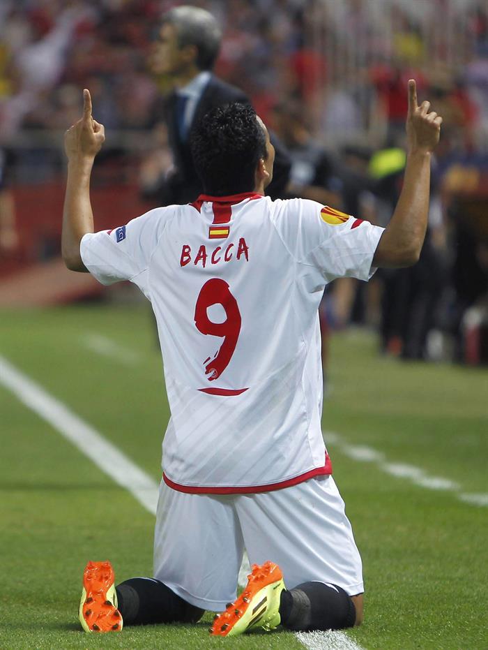 El delantero colombiano Carlos Bacca celebra tras marcar el tercer gol ante el Oporto. Foto: EFE