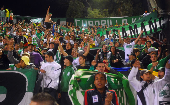 Aficionados de Atlético Nacional animan a su equipo. Foto: EFE