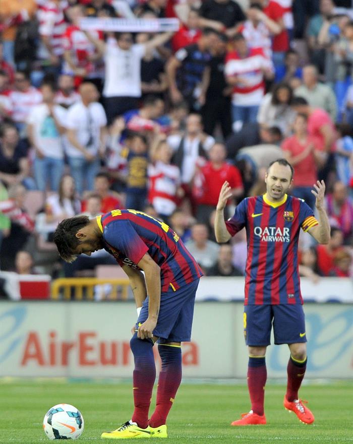 Los jugadores del FC Barcelona Neymar jr. (i) y Andrés Iniesta (d) tras encajar el gol del Granada. Foto: EFE