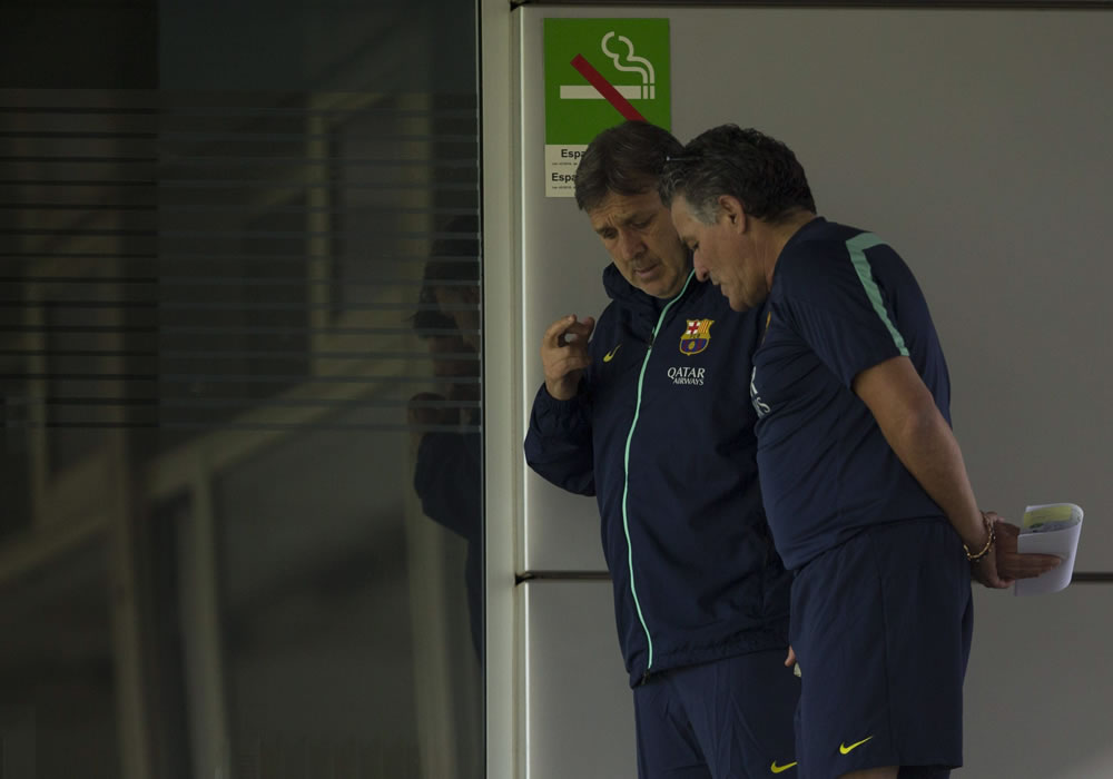 El entrenador argentino del FC Barcelona, Gerardo "Tata" Martino (i) habla con Adrián Coria, de su equipo. Foto: EFE