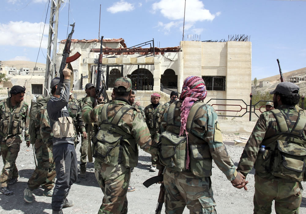Miembros del ejército sirio celebran la toma de la ciudad de al-Sarkha cerca de la capital, Damasco, Siria. Foto: EFE