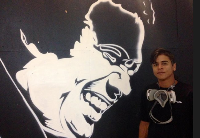 El artista puertorriqueño Diego Romero pinta un mural del salsero Cheo Feliciano. Foto: EFE