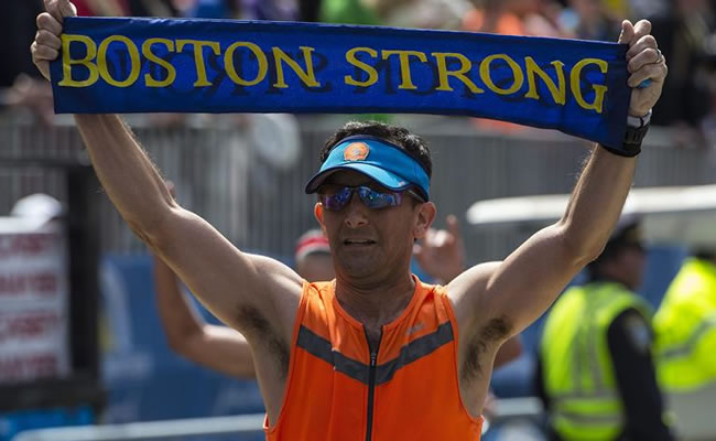 El estadounidense Meb Keflezighi gana la maratón de Boston. Foto: EFE