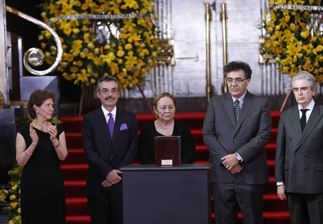 Las cenizas del premio nobel Gabriel García Márquez quedaron expuestas en el Palacio de Bellas Artes de México. Foto: EFE