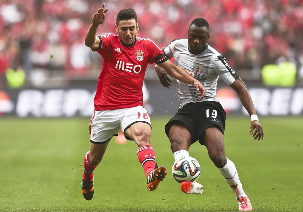 Eduardo Salvio (L) of Benfica in action against Diakite (R) of Olhanense during the Portuguese First League match between Benfica´s Lisbon vs Olhanense played at Luz stadium in Lisbon. Foto: EFE