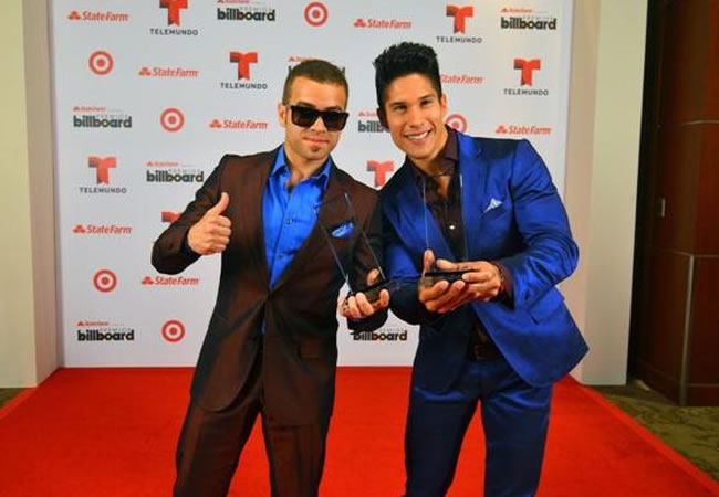 Chino y Nacho posan tras bastidores durante los Premios Billboard a la Música Latina. Foto: EFE