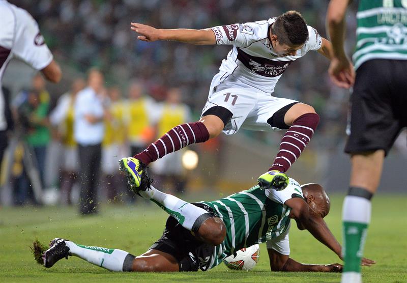 Rivair Garcia (abajo) de Santos disputa el balón con Jorge Valdéz (arriba) de Lanús. Foto: EFE