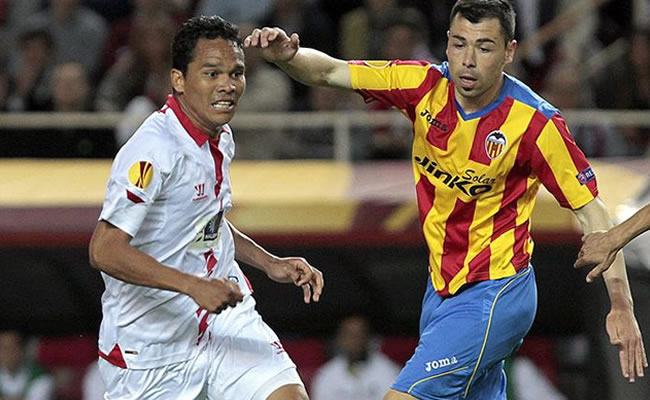 - El delantero colombiano del Sevilla Carlos Bacca (i) escapa de Javi Fuego. Foto: EFE
