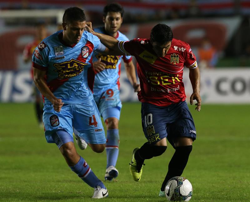 El jugador de Arsenal de Argentina Hugo Nervo (i) disputa un balón con Cristian Manuel Chavez (d) de Unión Española de Chile. Foto: EFE