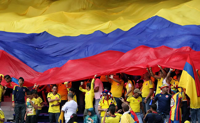 Aficionados de la selección colombiana de fútbol apoyan a su equipo. Foto: EFE