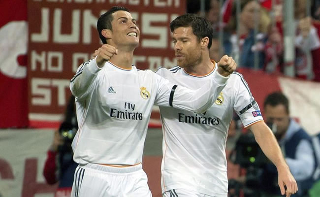 El delantero portugués del Real Madrid, Cristiano Ronaldo, celebra con Xabi Alonso (dcha) el tercer gol. Foto: EFE