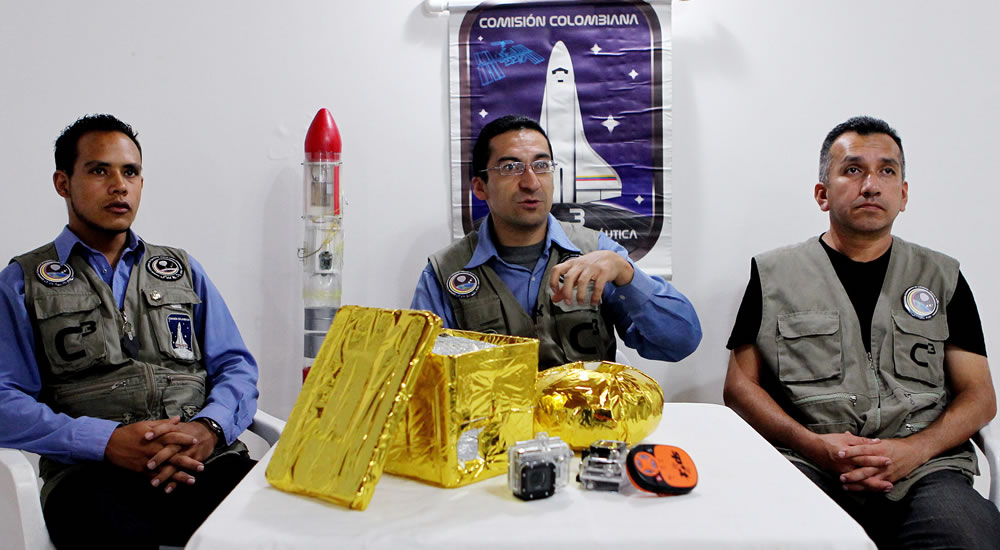 Integrantes de la Comisión Colombiana de Cohetería y Astronáutica. Foto: EFE
