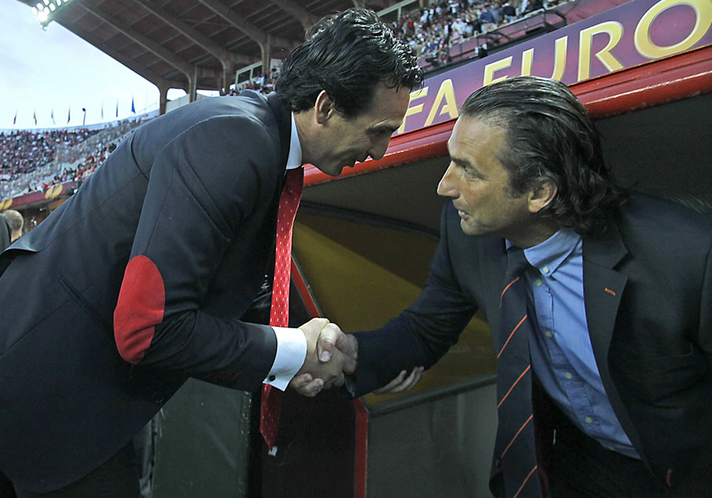 El DT del Sevilla FC, Unai Emery (i), saluda al entrenador del Valencia CF, Juan Antonio Pizzi (d), antes del partido correspondiente a la ida de semifinales de la Liga Europa. Foto: EFE