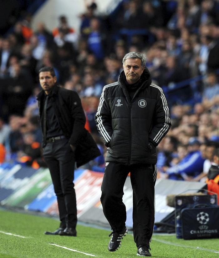 El entrenador de Chelsea, el portugués José Mourinho (d), y el del Atlético de Madrid, el argentino Diego Simeone. Foto: EFE