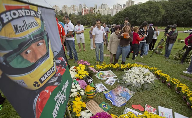 Seguidores del automovilista brasileño Ayrton Senna se congregan. Foto: EFE