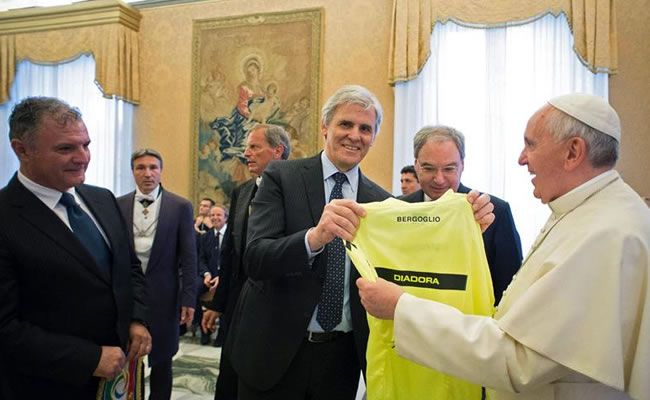 El papa Francisco (d) recibe un obsequio del presidente del colegio de árbitros. Foto: EFE