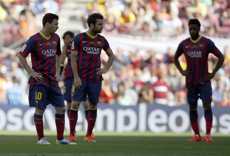 Los jugadores del Barcelona, Leonel Messi, Cesc Fábregas y Alex Song (i-d), muestran su decepción tras marcar el Getafe en el último minuto el gol. Foto: EFE