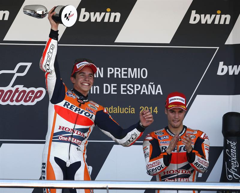 El piloto español de MotoGP Marc Márquez (i), de Repsol Honda RC 213 V, en presencia de Dani Pedrosa. Foto: EFE